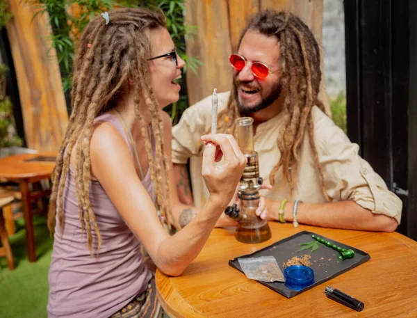 嬉皮士风格的夫妇吸烟与医用大麻 — 图库照片