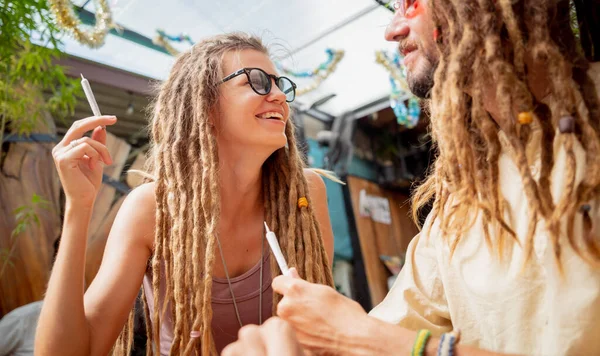 Estilo Hippie Pareja Fumando Cigarrillos Con Marihuana Medicinal —  Fotos de Stock