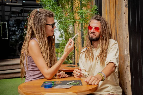 Hippie Styl Pár Dělat Lékařské Marihuany Cigarety — Stock fotografie