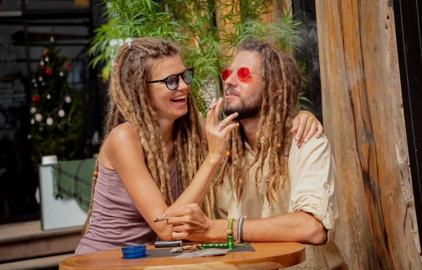 Hippie Styl Pár Kouření Cigaret Lékařskou Marihuanou — Stock fotografie