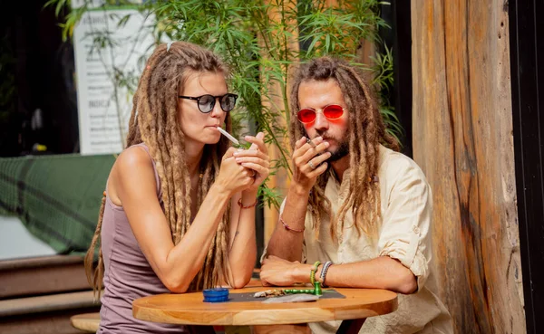 Pasangan Bergaya Hippie Merokok Dengan Ganja Medis — Stok Foto