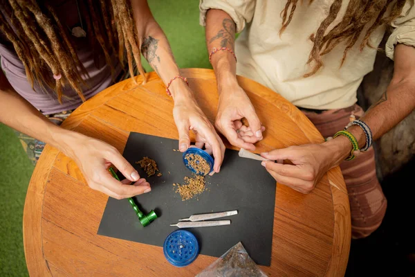 Casal Estilo Hippie Fazendo Cigarros Maconha Medicinal — Fotografia de Stock