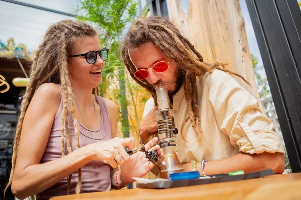 嬉皮士风格的夫妇使用烟斗吸食医用大麻 — 图库照片