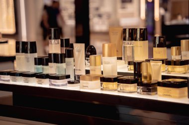 KUALA LUMPUR, MALAYSIA - Aralık 04, 2022: Alışveriş merkezinin vitrinindeki Chanel marka perakende mağaza logosu.
