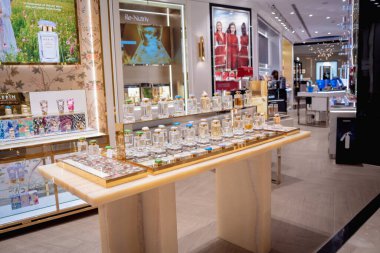 KUALA LUMPUR, MALAYSIA - DECEMBER 04, 2022: Estee Lauder brand retail shop logo signboard on the storefront in the shopping mall.