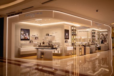 KUALA LUMPUR, MALAYSIA - Aralık 04, 2022: Christian Dior marka perakende satış mağazası logosu alışveriş merkezinin vitrininde.