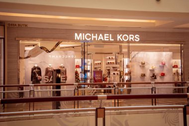 KUALA LUMPUR, MALAYSIA - Aralık 04, 2022: Michael Kors marka perakende satış mağazası logosu.