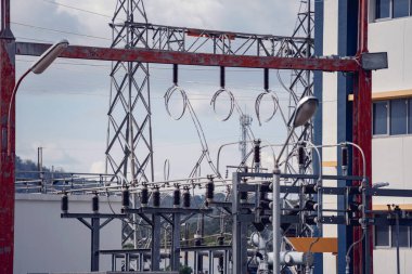 Yüksek voltajlı elektrik santrali akım alt istasyonu.