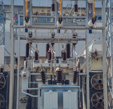 Yüksek voltajlı elektrik santrali akım alt istasyonu.