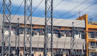 Yüksek voltajlı elektrik santrali akım alt istasyonu.