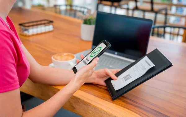 Woman Using Contactless Payment Mobile Phone Code Cafe — Foto de Stock