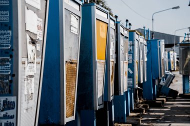 Şehir çöplüğündeki eski ve kirli sokak telefonları..