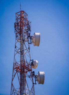 Gökyüzü arka planında akıllı cep telefonu için 5G baz istasyonu.