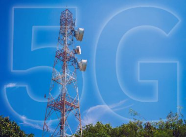 Gökyüzü arka planında akıllı cep telefonu için 5G baz istasyonu.