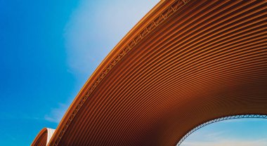 Mavi gökyüzünde soyut arkaplan spiral metal kemer.