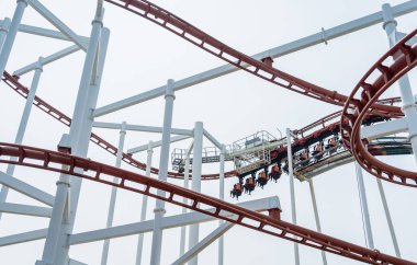 Işık arkaplanındaki büyük roller coaster detayları.