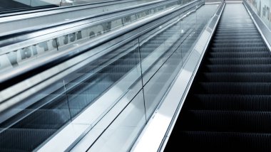 Alışveriş merkezinde modern otomatik yürüyen merdiven sistemi.