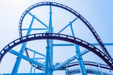 Işık arkaplanındaki büyük roller coaster detayları.