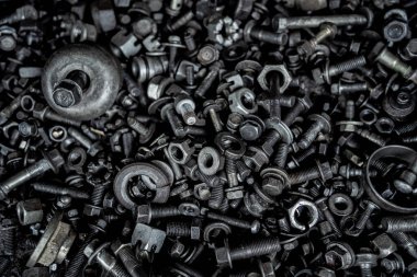 Metal somunlar ve cıvatalarla soyut arkaplan.