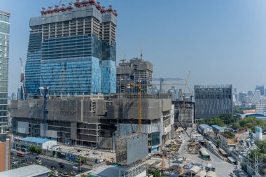 Modern inşaat sahasında çalışan işçi kavramı.