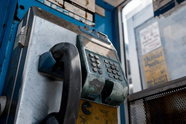 Παλιά Και Βρώμικα Τηλέφωνα Στην Χωματερή Της Πόλης — Φωτογραφία Αρχείου
