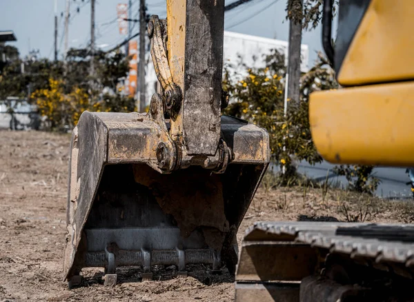 用铲子挖土的挖掘机在堆石场为地基挖地 — 图库照片