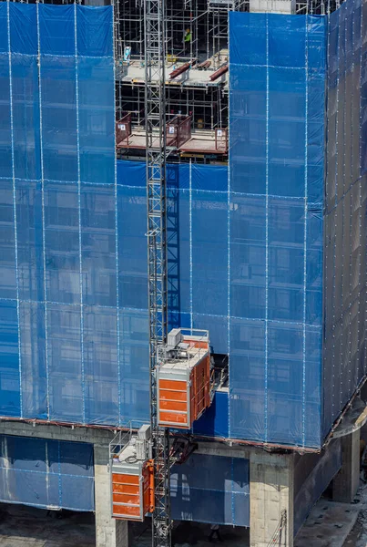 Großer Aufzug Der Außenseite Eines Neubaus — Stockfoto