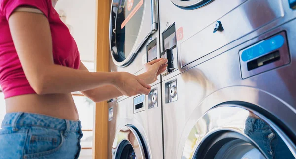 Young Woman Putting Coin Washing Machine Laundry — Stock Photo, Image