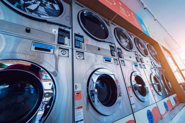 Rader Industriella Tvättmaskiner Den Stora Tvättomaten — Stockfoto