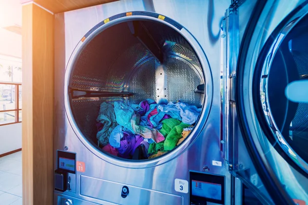 大型洗衣店的洗衣干衣机 — 图库照片