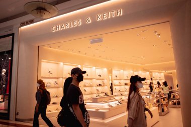 KUALA LUMPUR, MALAYSIA - ARALIK 04, 2022: Charles ve Keith, alışveriş merkezinin vitrinindeki perakende satış mağazası logosu.