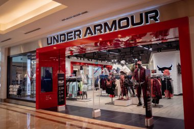 KUALA LUMPUR, MALAYSIA - Aralık 04, 2022: Alışveriş merkezinin vitrininde Armour marka perakende mağaza logosu altında.
