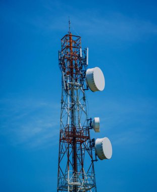 Gökyüzü arka planında akıllı cep telefonu için 5G baz istasyonu.