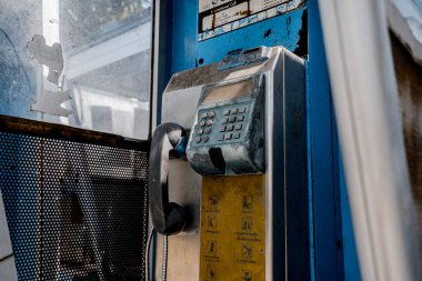 Şehir çöplüğündeki eski ve kirli sokak telefonları..