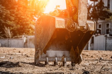 Kürekli kazıcı, takımyıldız bölgesinin temelini kazıyor.