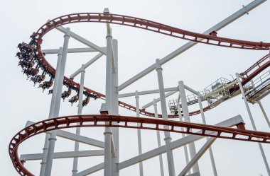 Işık arkaplanındaki büyük roller coaster detayları.