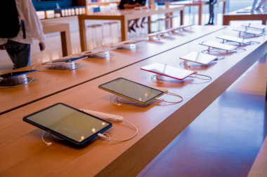 BANGKOK, THAILAND - 07 Ağustos 2023: Bangkok 'taki Apple Store' un iç görünümü.