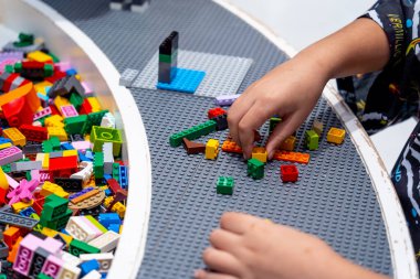 Masadaki çok renkli plastik tuğlalara bak