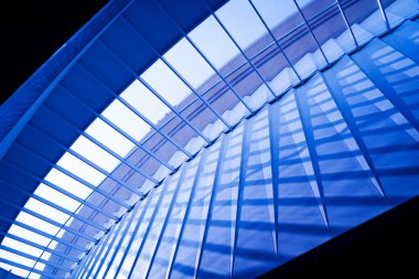 Metal ve camla modern soyut mimari ve ayrıntılı arka plan.