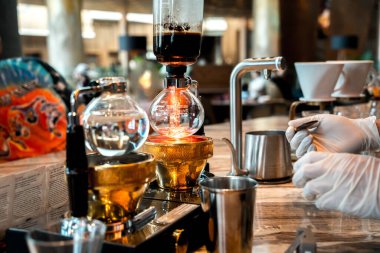 Barista büyük alışveriş merkezinde kahve hazırlıyor..