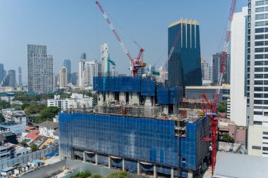 Modern inşaat sahasında çalışan işçi kavramı.