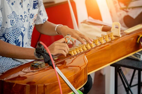 Músicos Rua Tocam Autênticos Instrumentos Musicais Asiáticos — Fotografia de Stock