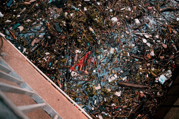 Водний Шлях Забруднений Пластиковим Забрудненням Іншими Сміттями — стокове фото