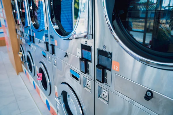 Reihenweise Industrielle Waschmaschinen Großen Waschsalon — Stockfoto