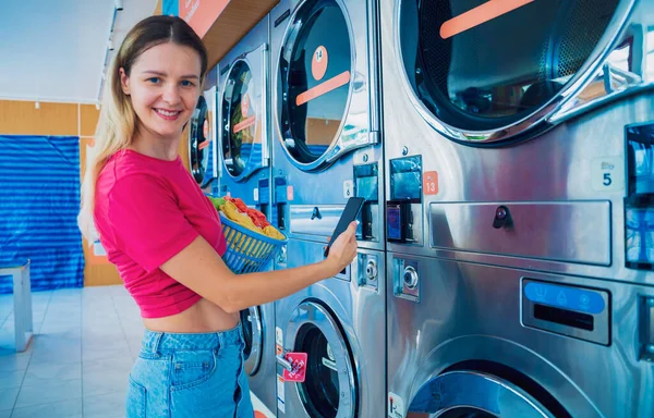 Jonge Vrouw Betaalt Voor Wasservice Met Behulp Van Telefoon Bankieren — Stockfoto