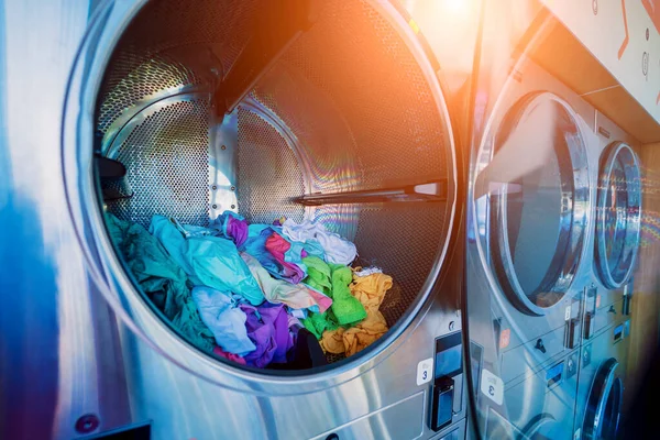 Tvättade Och Torkade Tvättmaskiner Den Stora Tvättomaten — Stockfoto