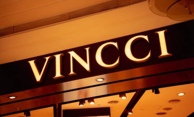 KUALA LUMPUR, MALAYSIA - Aralık 04, 2022: Vincci marka perakende mağaza logosu alışveriş merkezinin vitrininde.