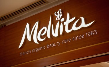 KUALA LUMPUR, MALAYSIA - Aralık 04, 2022: Melvita marka perakende mağaza logosu alışveriş merkezinin vitrininde.