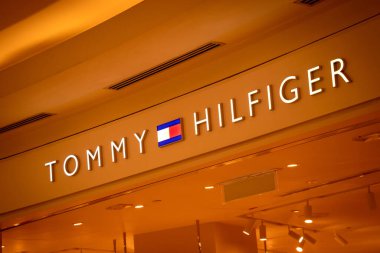 KUALA LUMPUR, MALAYSIA - 04 ARALIK 2022: Tommy Hilfiger marka perakende satış mağazası logosu.