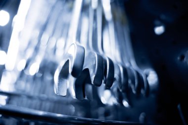 Büyük bir mağazanın galerisinde çeşitli el aletleri